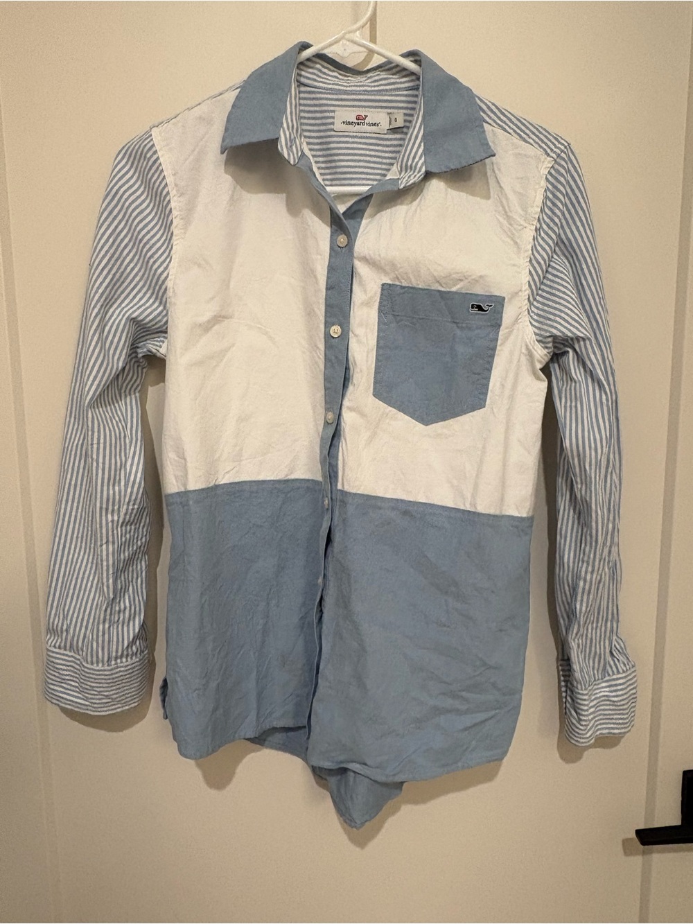 Women’s Vineyard Vines Blue and White Colorblock Button Up Shirt